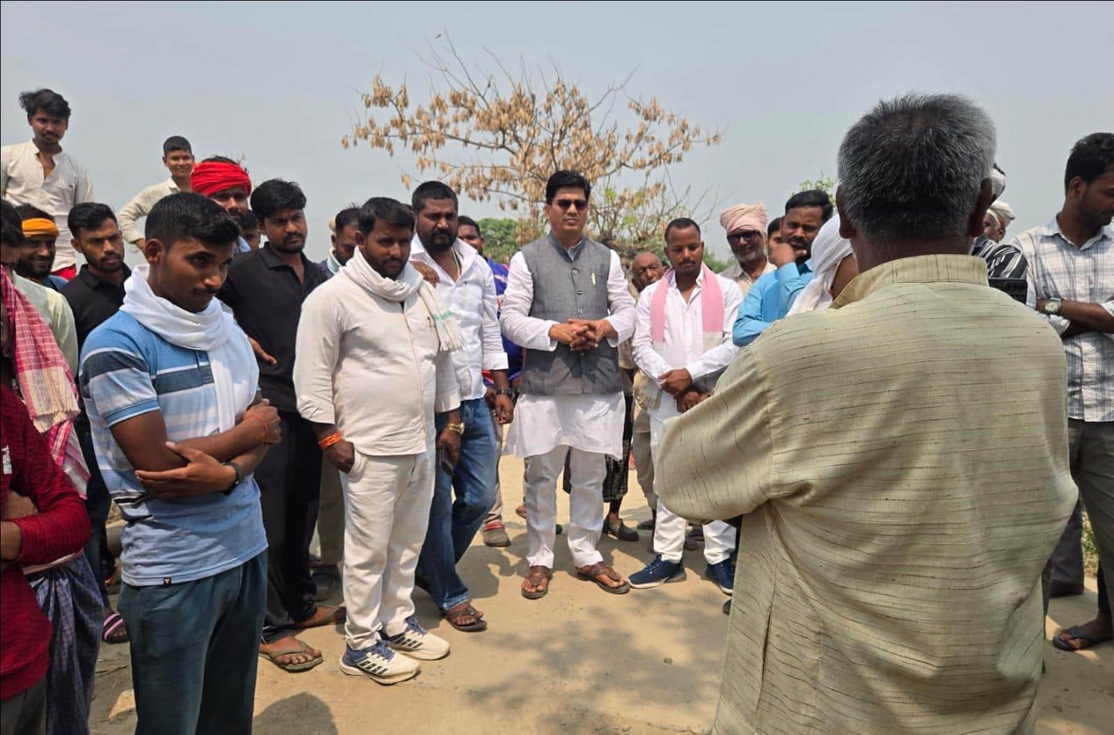 मधुबन में बदहाल सड़क को लेकर विरोध जताते ग्रामीण