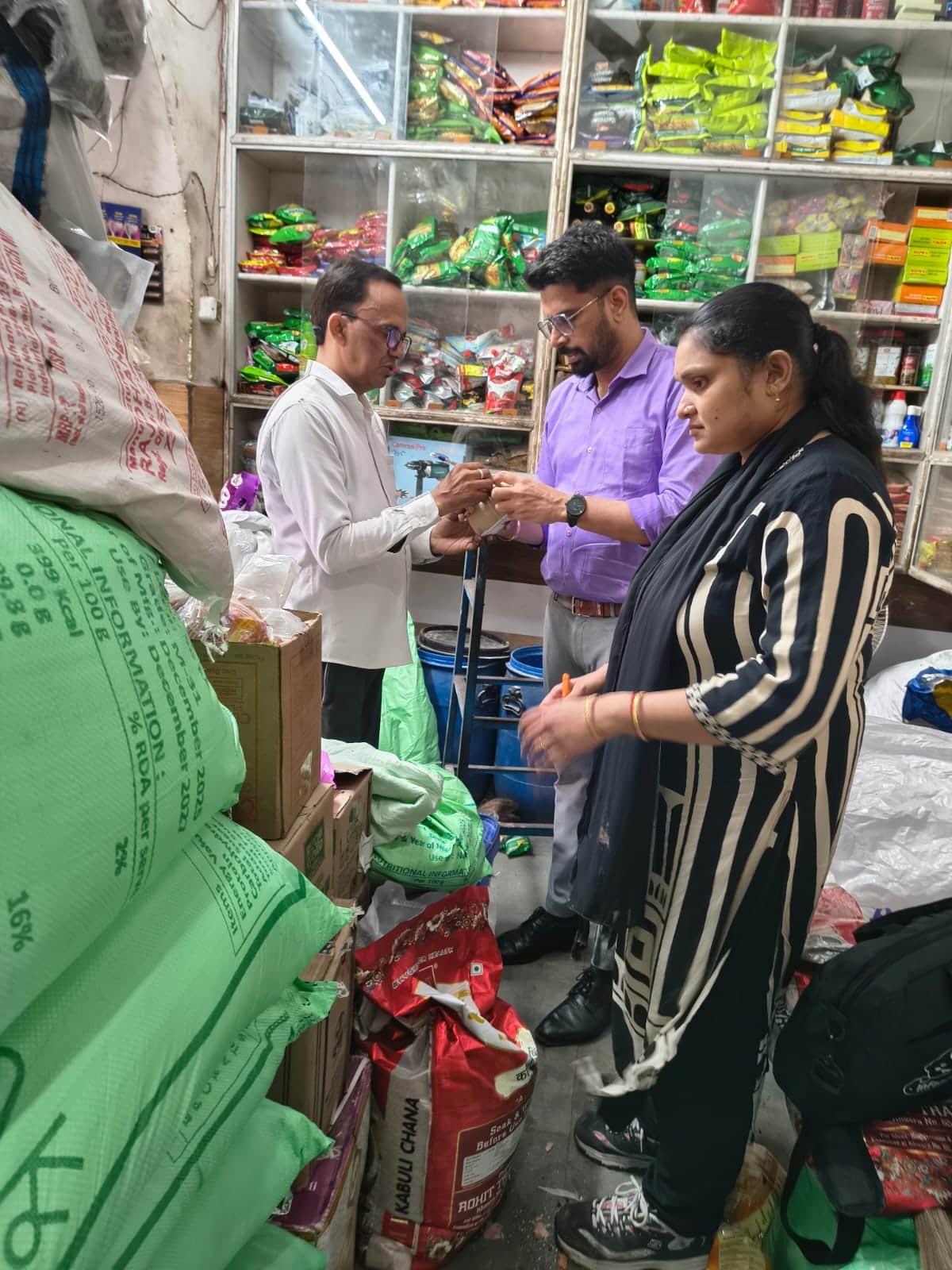 नगर में एक दुकान से कुटू के आटे का सैंपल लेती खाद्य सुरक्षा एवं औषधि प्रशासन विभाग की टीम। स्रो