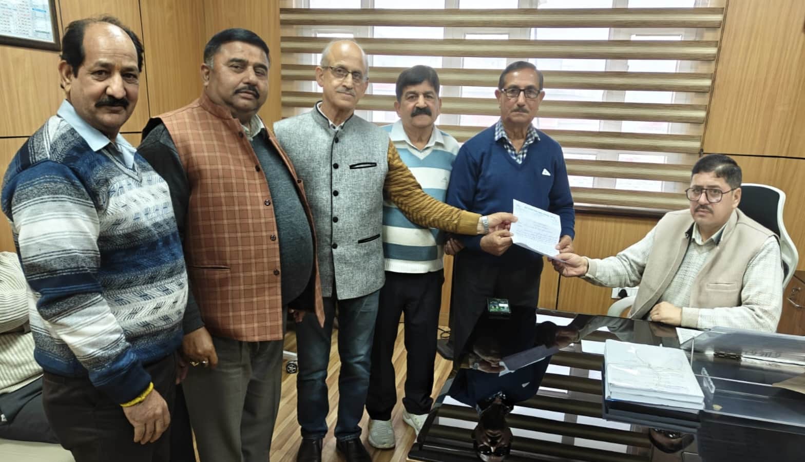 नगर निगम हमीरपुर के तहत वार्ड नंबर पांच के लोग नगर निगम के आयुक्त राकेश कुमार शर्मा को ज्ञापन स