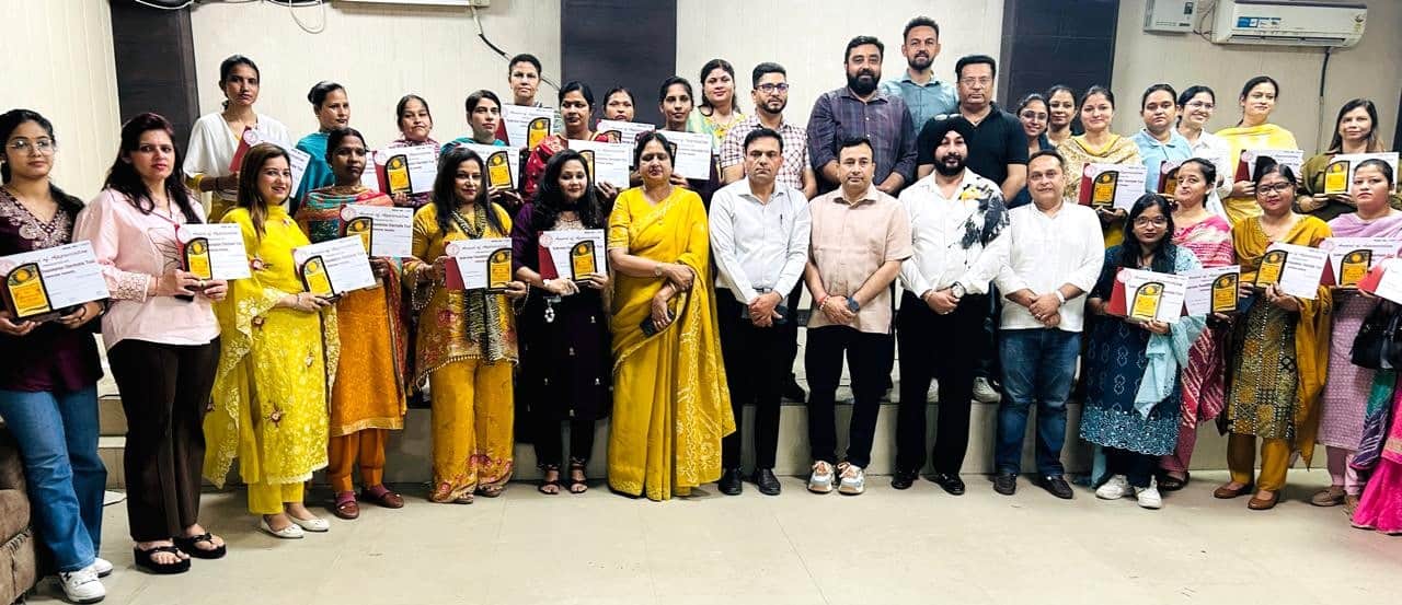 नगर निगम के अधिकारियों व कर्मचारियों के साथ मेयर सुमन बहमनी व अन्य। प्रवक्ता