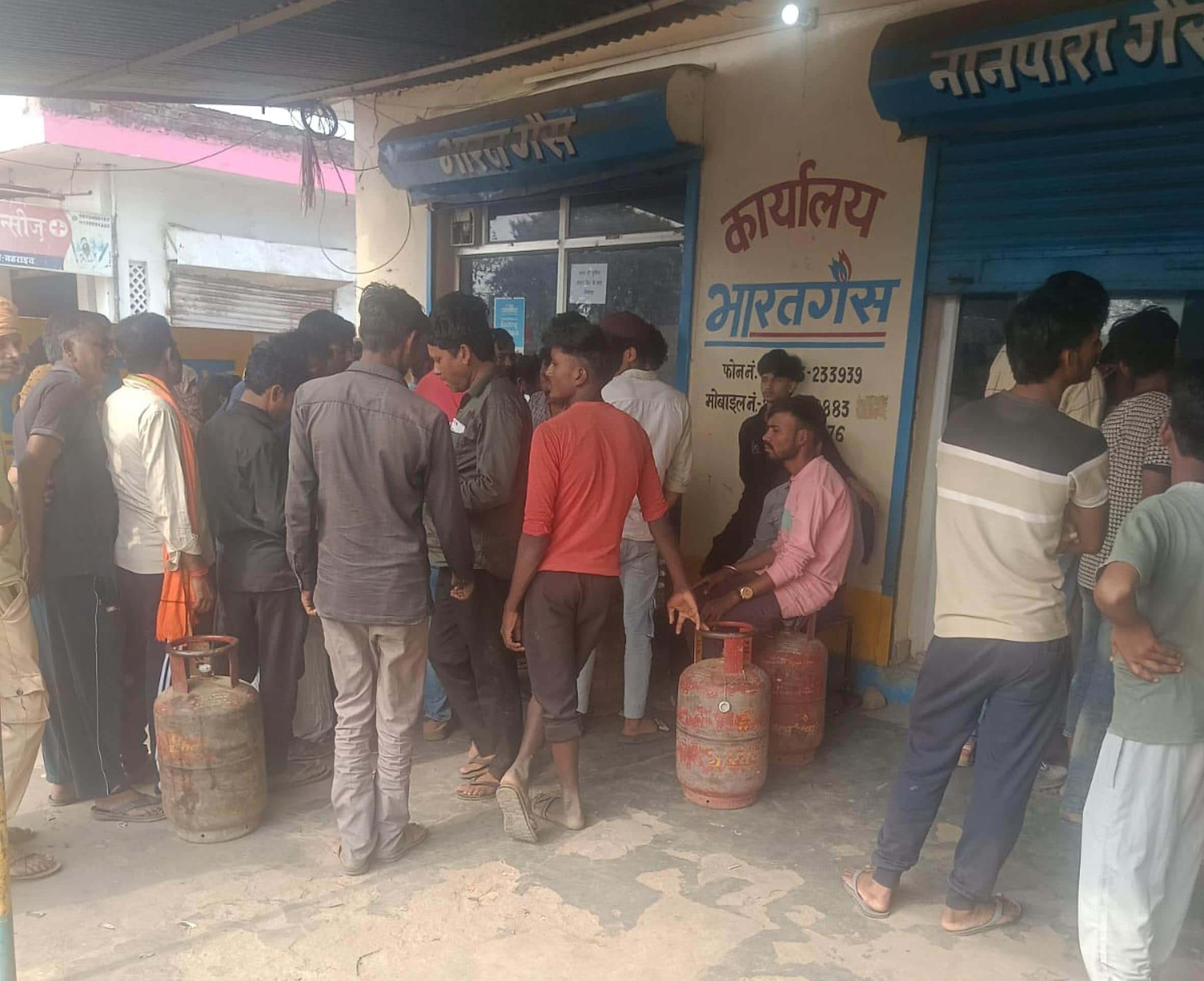 नानपारा स्थित गैस एजेंसी पर सिलिंडर लेने के लिए लगी भीड़।     -संवाद