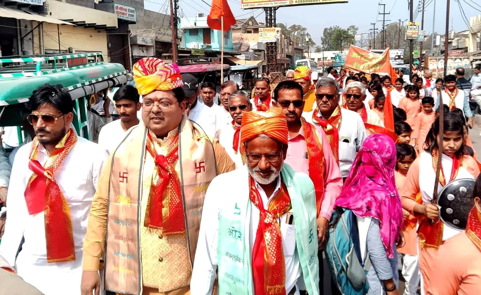 नव संवत्सर पर आर्य समाज मंदिर से निकाली गई शोभायात्रा में शामिल अतिथि व अन्य। स्रोत : स्वयं