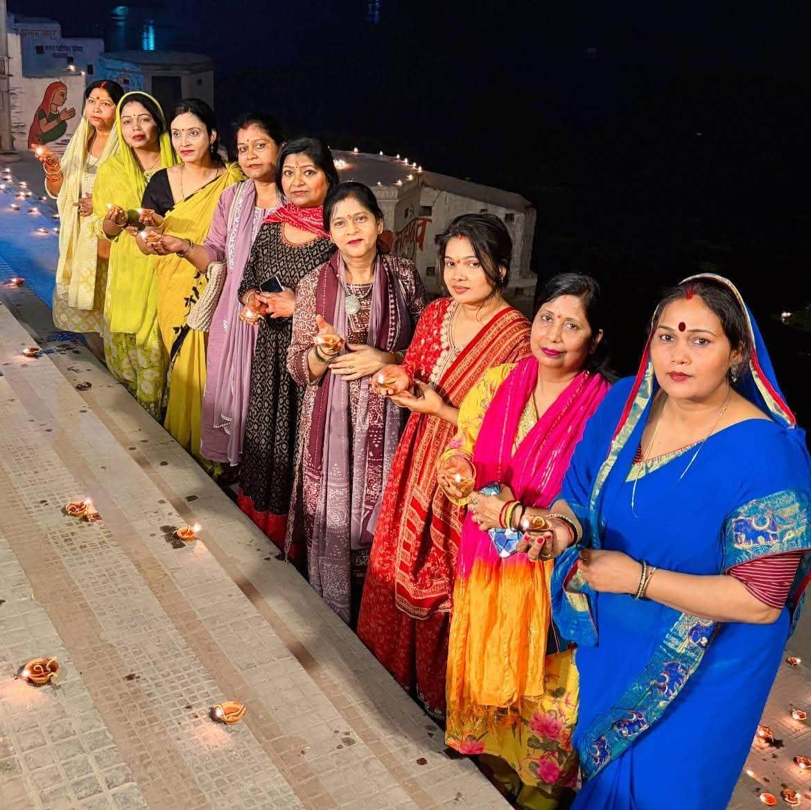 नव संवत्सर पर गौरी शंकर घाट पर दीप जलाती महिलाएं। श्रोत-आयोजक