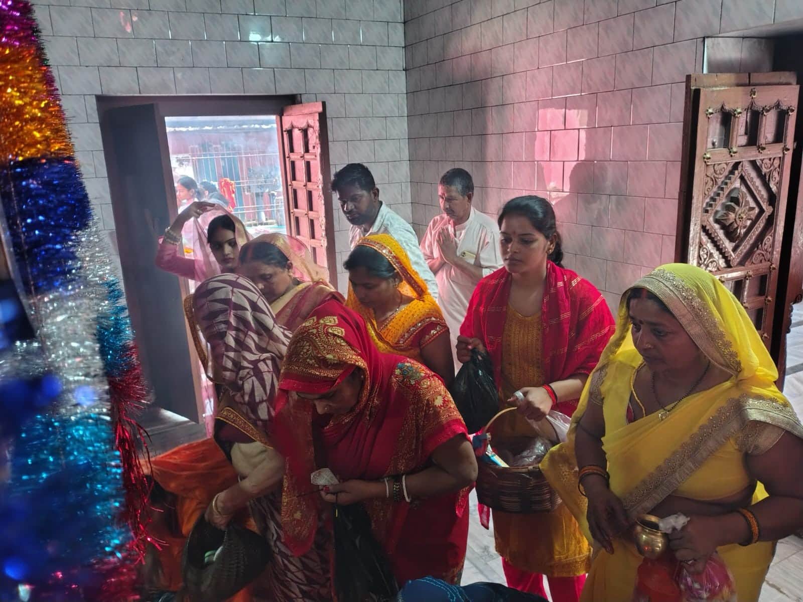 नवरात्र के पहले दिन बांसडीहरोड क्षेत्र मां भगवती मंदिर में दर्शन-पूजन के लगी श्रद्धालुओं की भीड