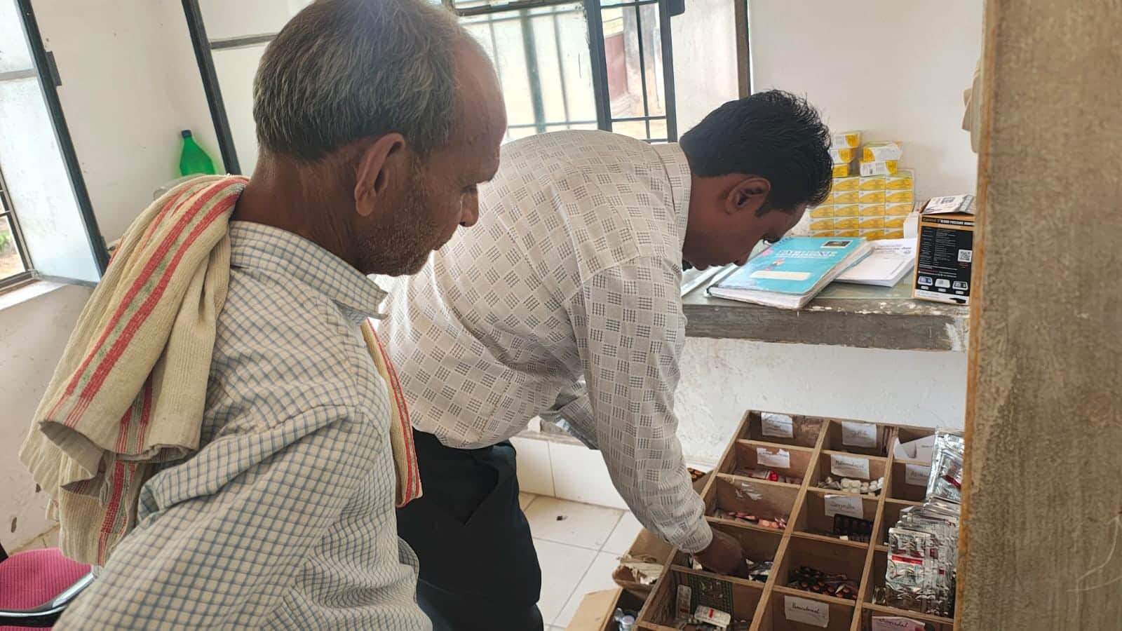 नया प्राथमिक स्वास्थ्य केंद्र श्रीनगर में मरीजों को दवा देता वार्ड व्याय।संवाद