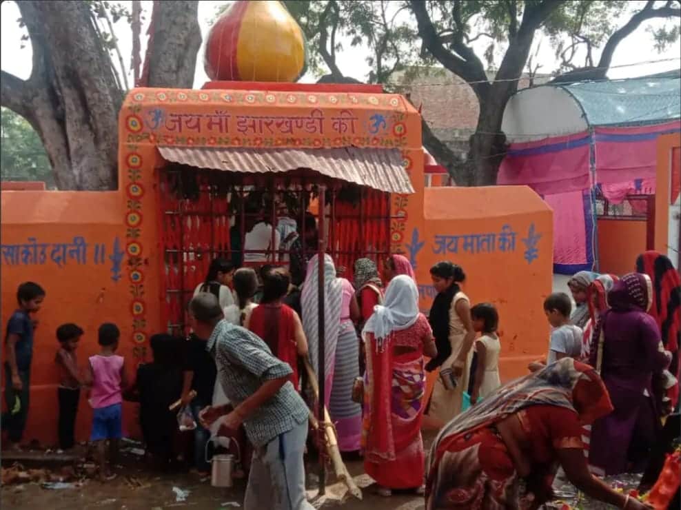 पश्चिम शरीरा स्थित झारखंडी देवी मंदिर में पूजा-अर्चना के लिए कतार में खड़े श्रद्धालु। स्श्रो