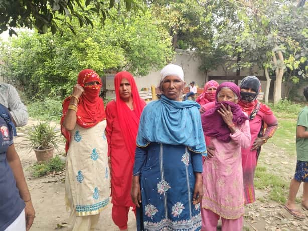 पुलिस थाने में शिकायत देने के लिए पहुंची  घायल नन्ही देवी व महिलाएं। संवाद