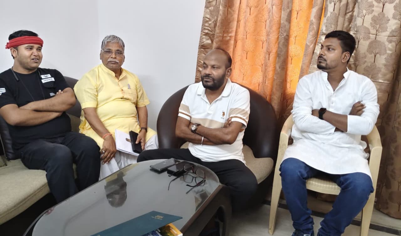 प्रेस वार्ता के दौरान विधायक आई पी गुप्ता