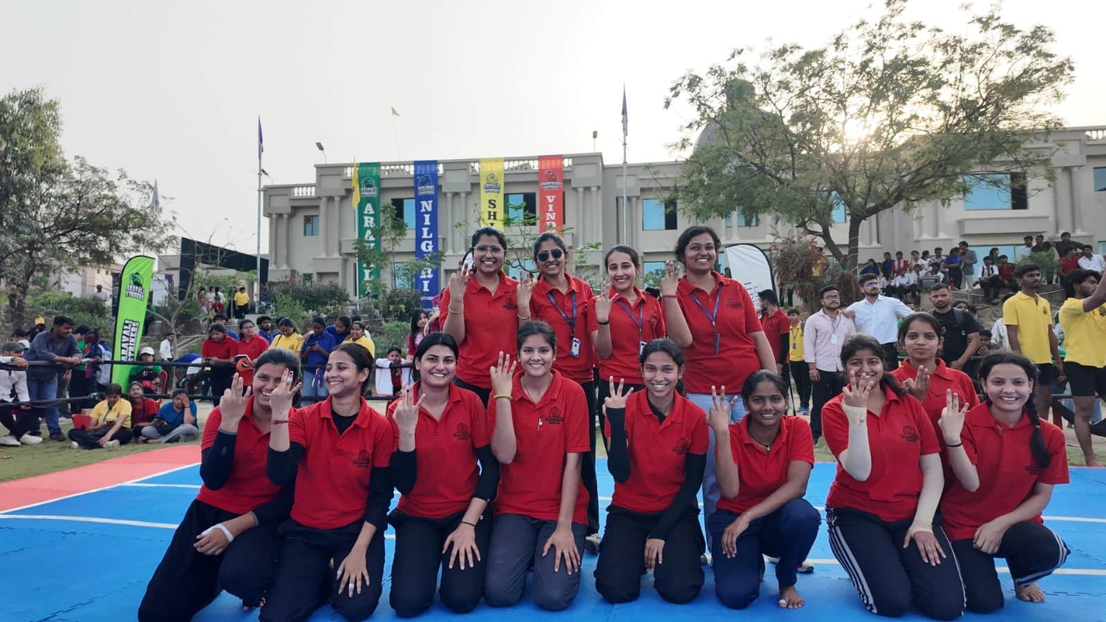 प्रतियोगिता के दौरान जश्न मनाते खिलाड़ी। 