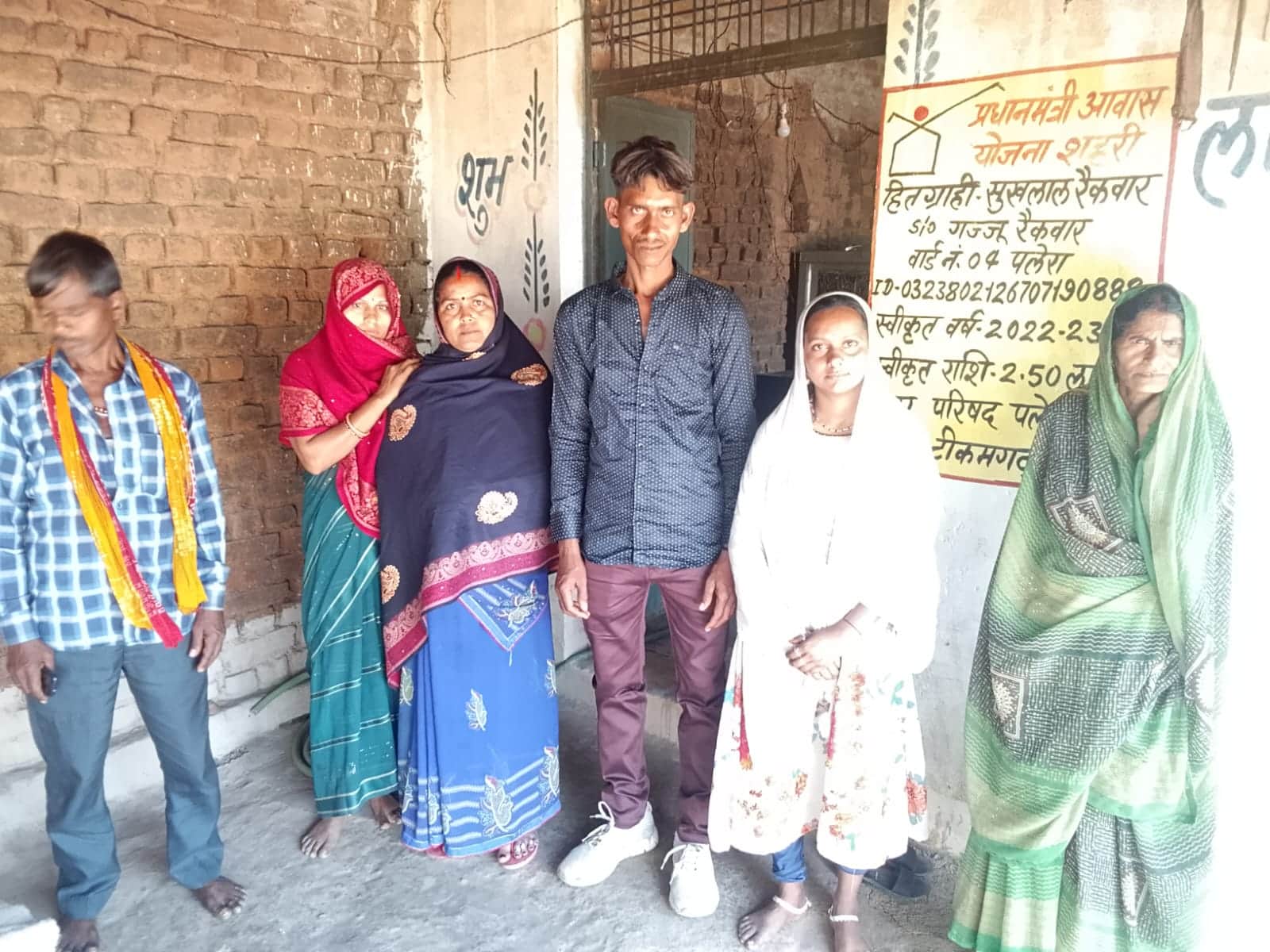 एक तस्वीर में परिवार के साथ दुल्हन।