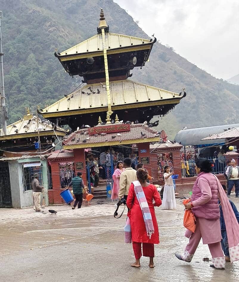 पड़ोसी देश के नेपाल के सुपादेवउराली मंदिर में लोग दर्शन करते श्रद्धालु। स्रोत विज्ञप्ति