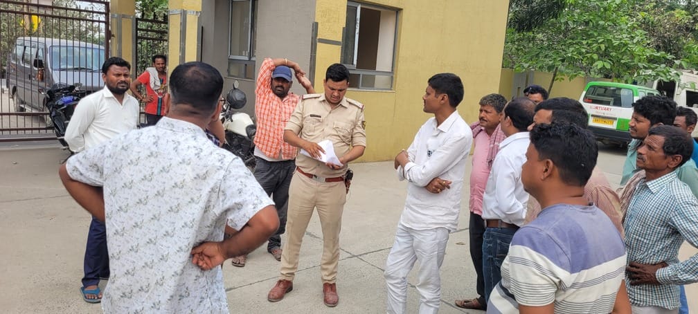 पोस्टमार्टम कराने पहुंचे परिजन