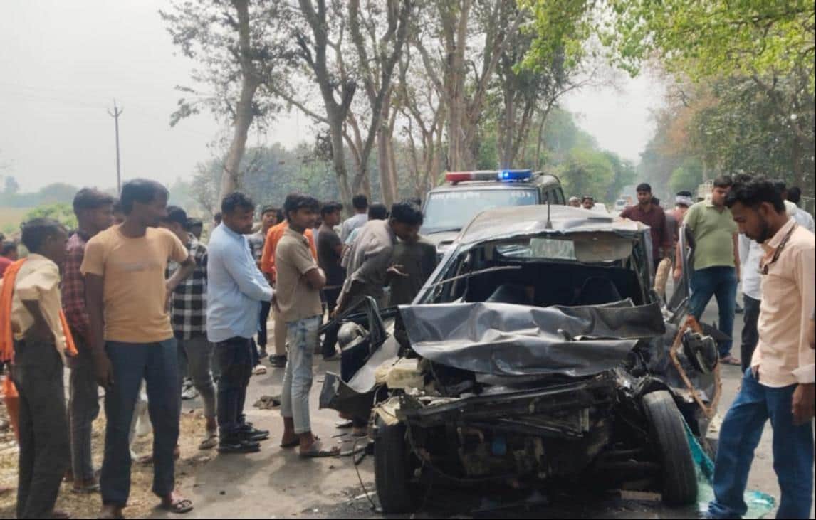 पवही के निकट दुर्घटनाग्रस्त कार।      -संवाद