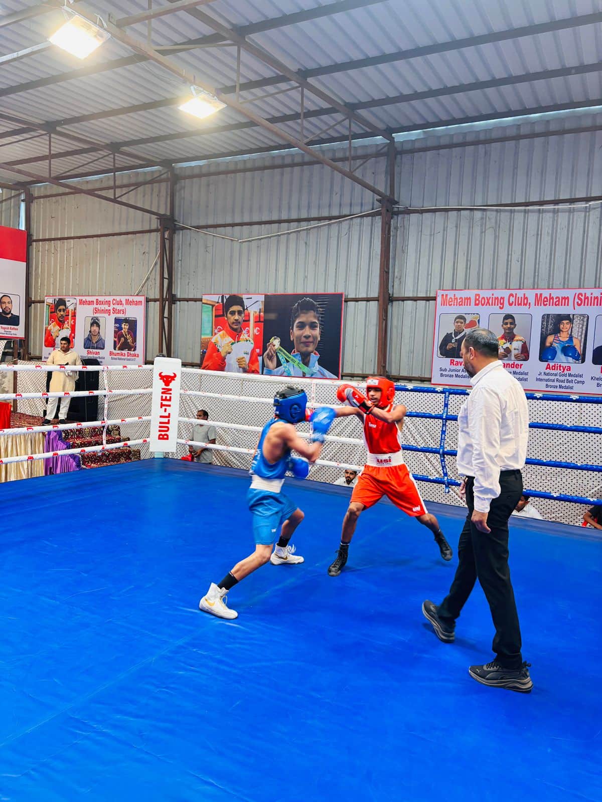 रोहतक के महम मेंं चल रही बॉक्सिंग प्रतियोगिता में शामिल खिलाड़ी: स्वयं