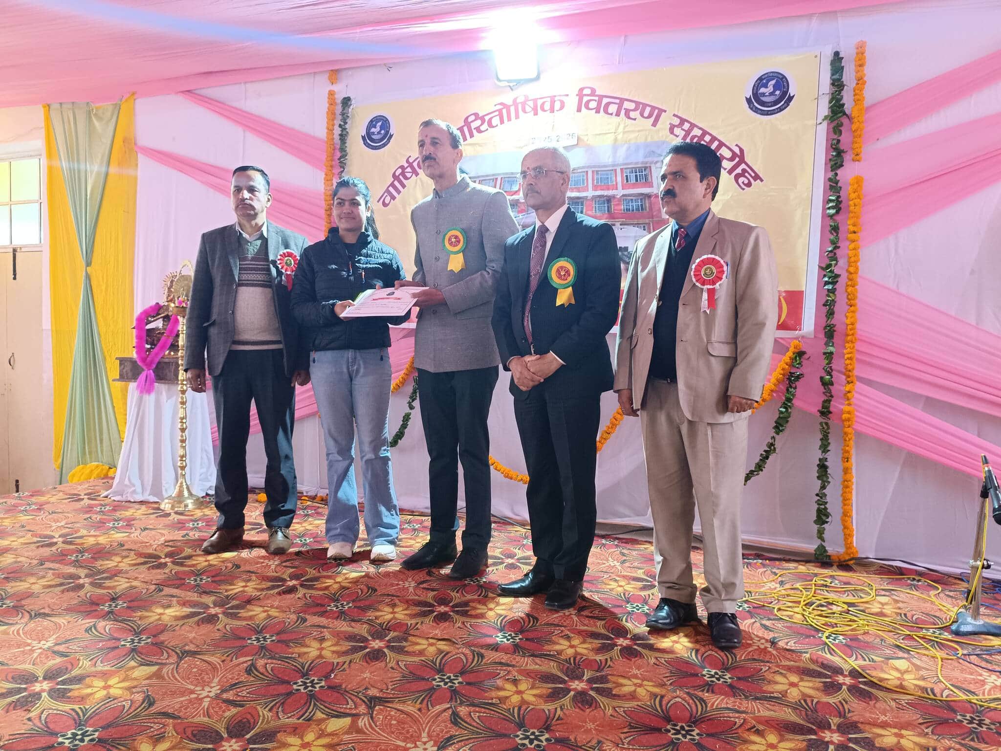 राजगढ़ कॉलेज के वार्षिक समारोह में मेधावी को सम्मानित करते मुख्यातिथि। संवाद