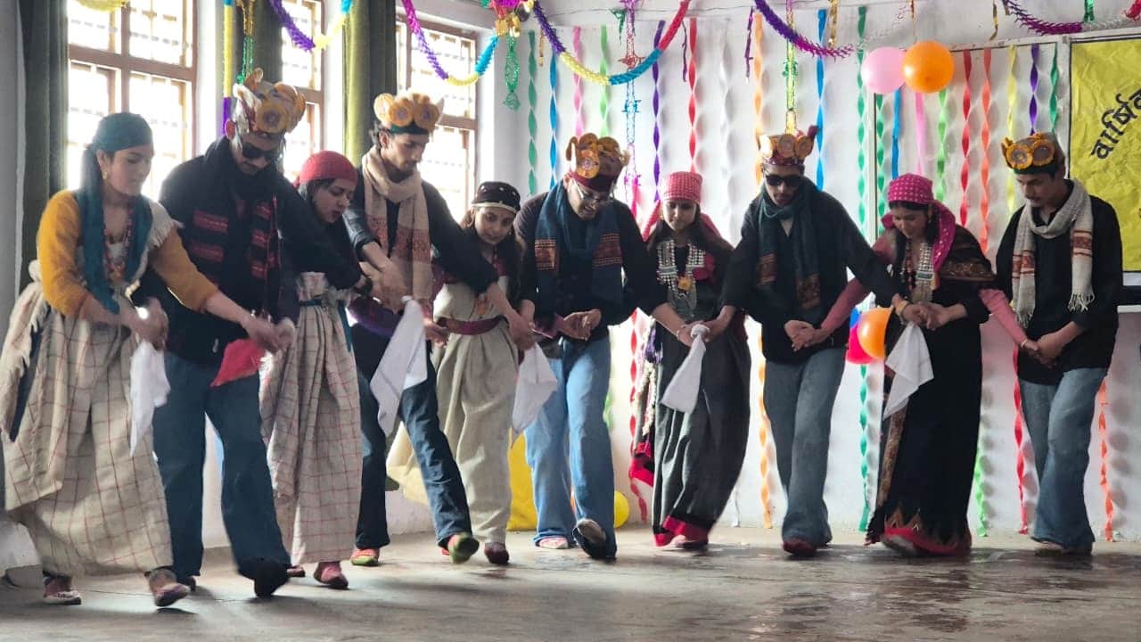 राजकीय महाविद्यालय कुकुमसेरी में वार्षिक समारोह में प्रस्तुति देते हुए।-संवाद