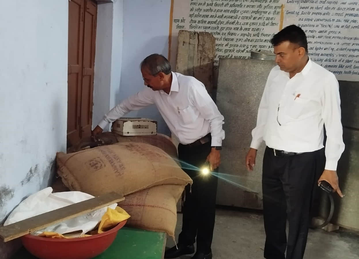 राजकीय संस्कृतिक माडल स्कूल में मिड डे मिल राशन की जांच करते हुए बीईओ सुरेंद्र कुमार, साथ में स