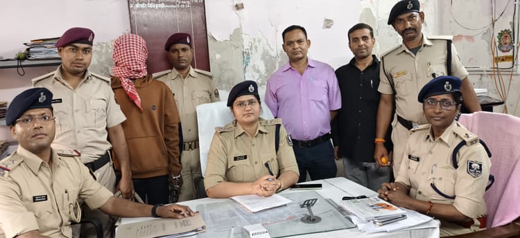 Bihar News: रेल यात्री के मोबाइल की चोरी कर UPI से ठगी करने वाले गिरोह का भंडाफोड़, बांका से आरोपी गिरफ्तार