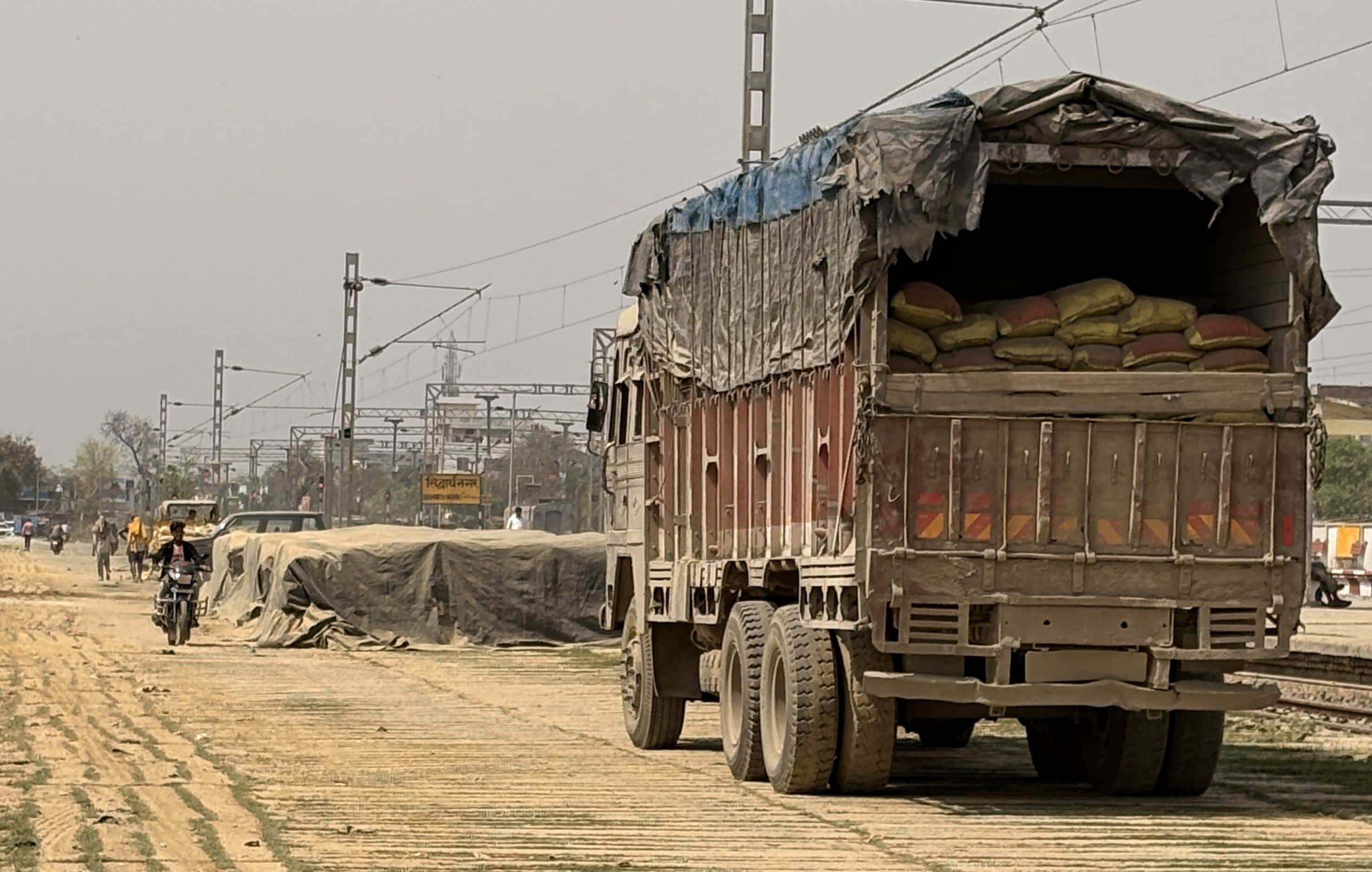 रेलवे स्टेशन सिद्धार्थनगर के गुड्स शेट पर ट्रक में सीमेंट। संवाद