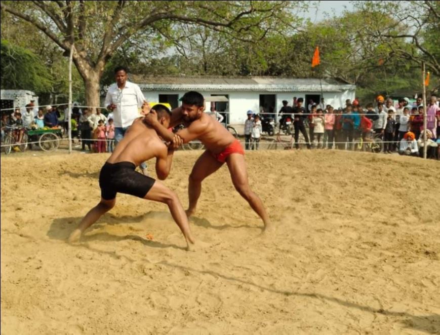 Suraj wrestler from Jaunpur defeated Rohit from Varanasi.