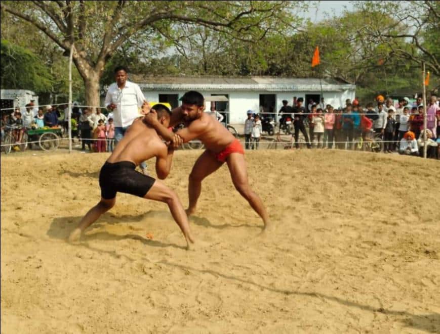 रामनगर के उसराव गांव में आयोजित दंगल में कुश्ती लड़ते पहलवान। स्रोत-संवाद