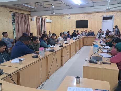 रामपुर के समिति हॉल में आयोजित बैठक के दौरान उपस्थित पंचायत सचिव: संवादरामपुर के समिति हॉल में 