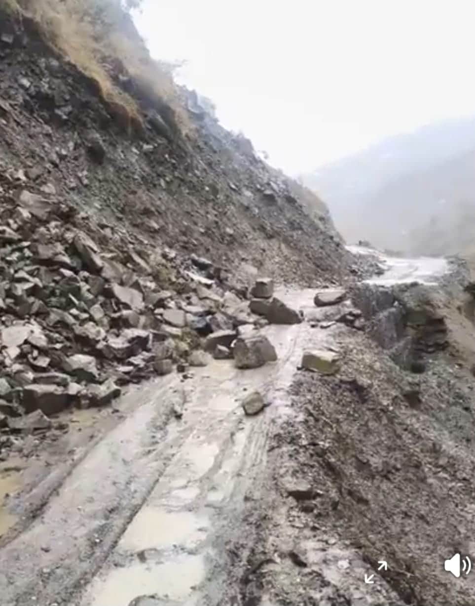 राणाबाग के पास भूस्खलन से बंद हुआ आनी-राणाबाग-छतरी-करसेाग मार्ग। संवाद