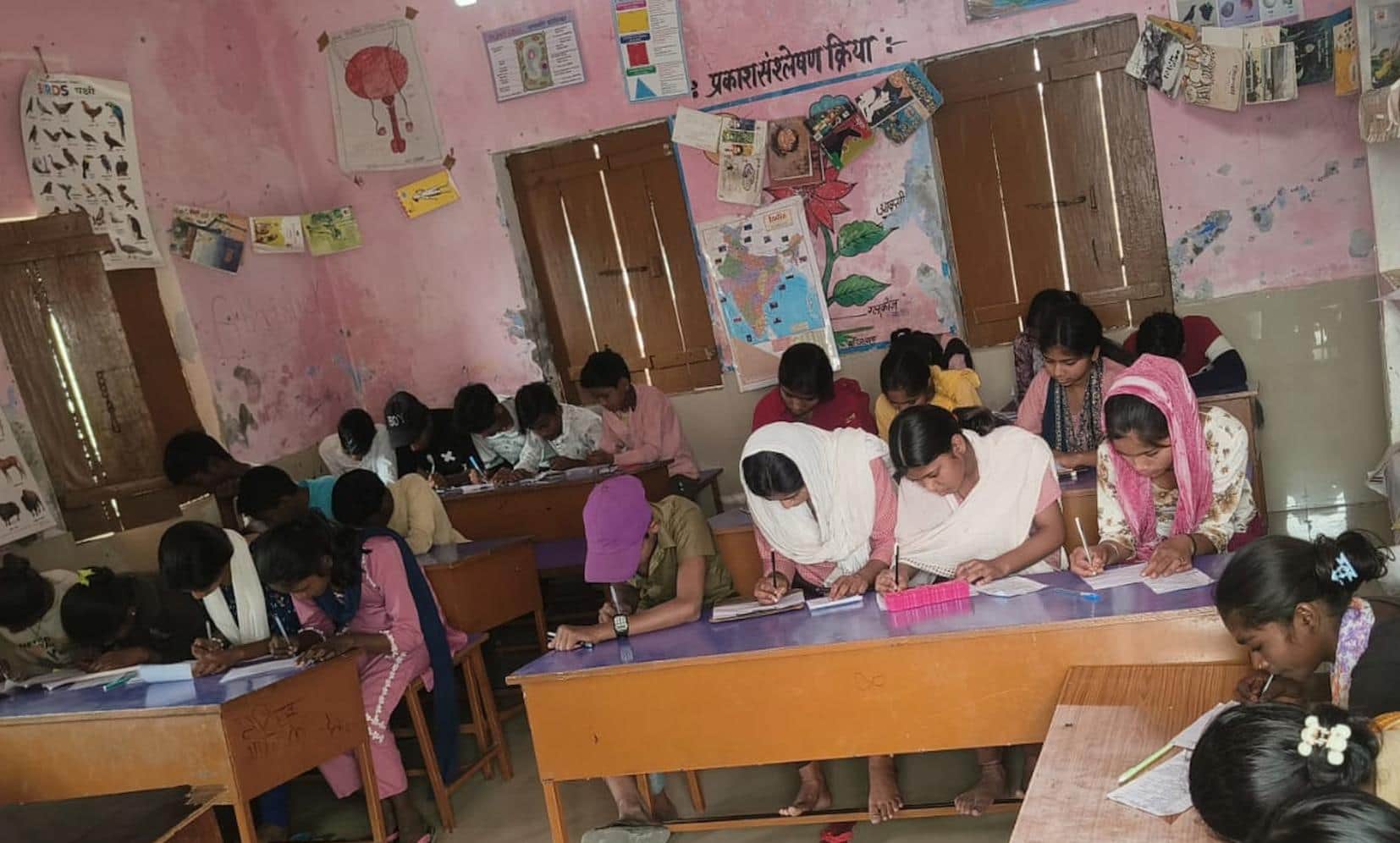 रिसिया के रायपुर कबुला उच्च प्राथमिक विद्यालय में परीक्षा देते बच्चे। -संवाद