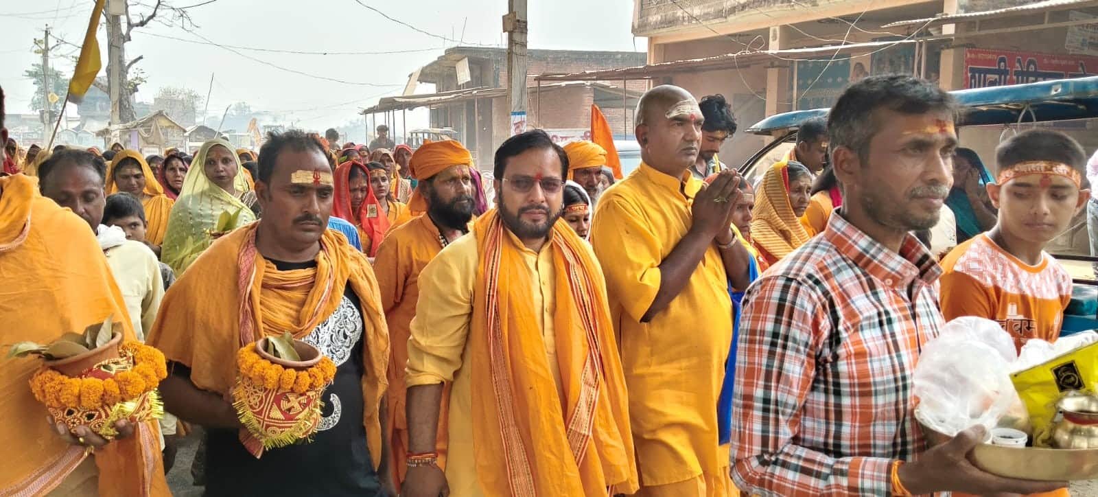 रतसर में आयाजित विष्णु महायज्ञ के लिए निकली कलश यात्रा में शामिल श्रद्धालु।संवाद