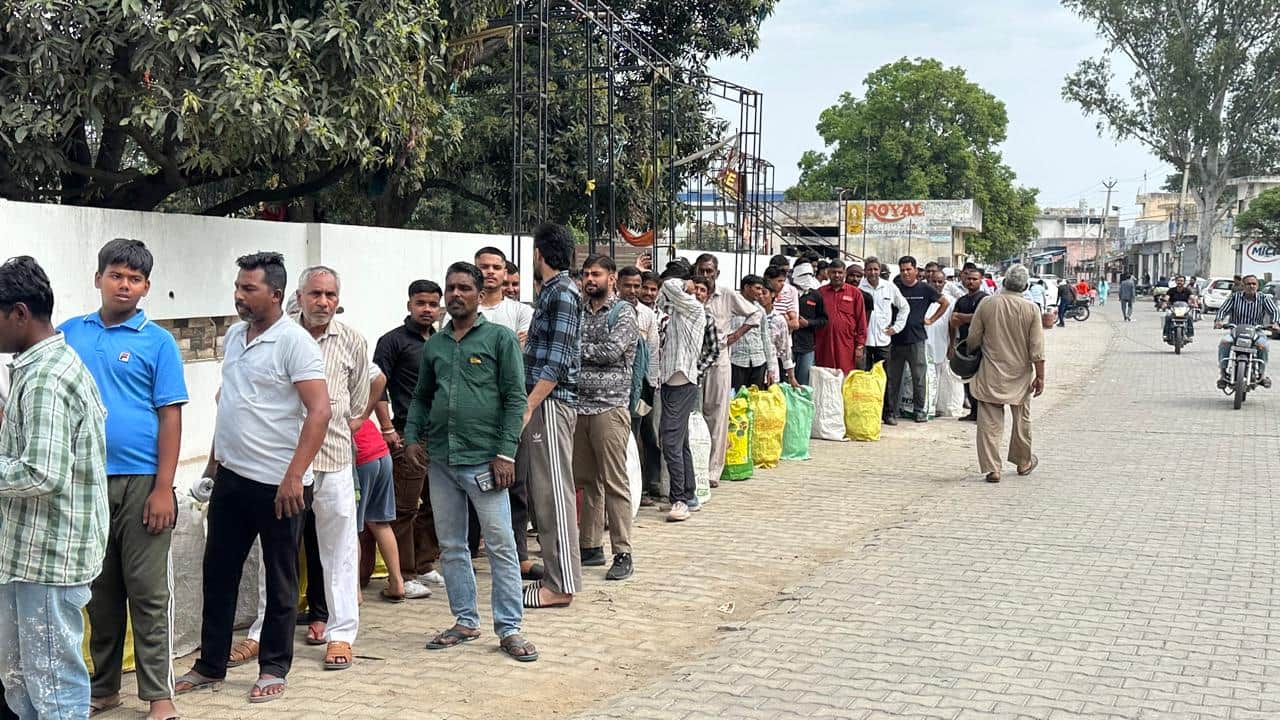 रादौर में गैस एजेंसी के बाहर लगी उपभोक्ताओं की भीड़। संवाद