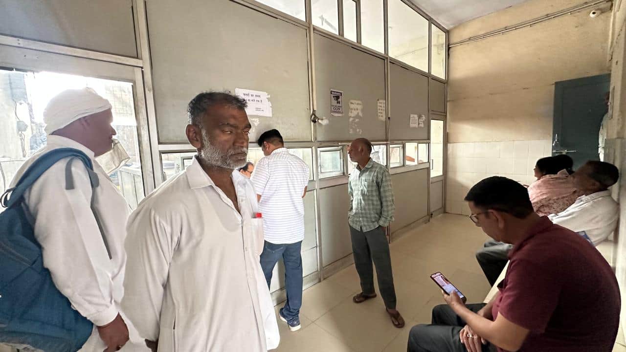 रादौर तहसील में बिजली आने का इंतजार करते लोग। पाठक