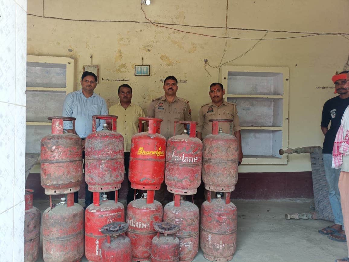 रेवसड़ा गांव स्थित एक मकान से बरामद सिलिंडर। स्रोत- पूर्ति विभाग