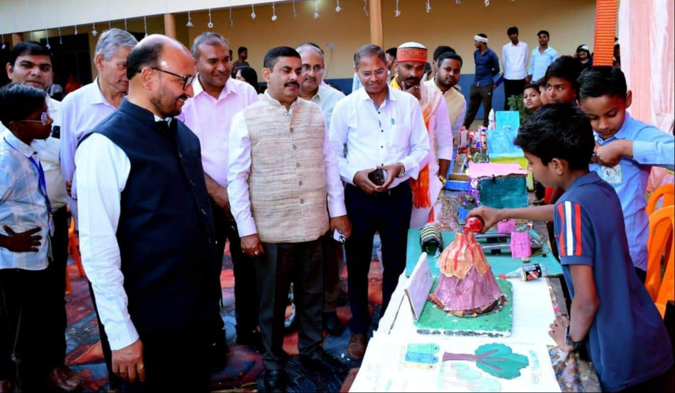 सुभाष चंद्र बोस इंटर कॉलेज इकौना में प्रदर्शनी देखते मुख्य अतिथि व अन्य। - संवाद