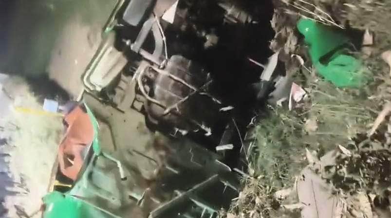 संघती गांव के समीप नाले में पलटी ऑटो। संवाद