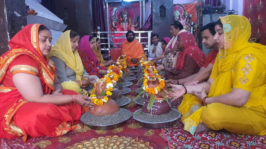 सहारनपुर के राजा विहार स्थित मां वैष्णो देवी सिद्ध काली मंदिर में नवरात्रि पर घट स्थापना करती म