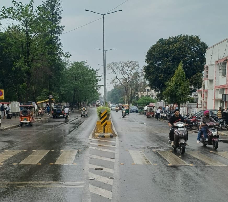 Weather changes due to light drizzle; maximum temperature drops by six degrees.