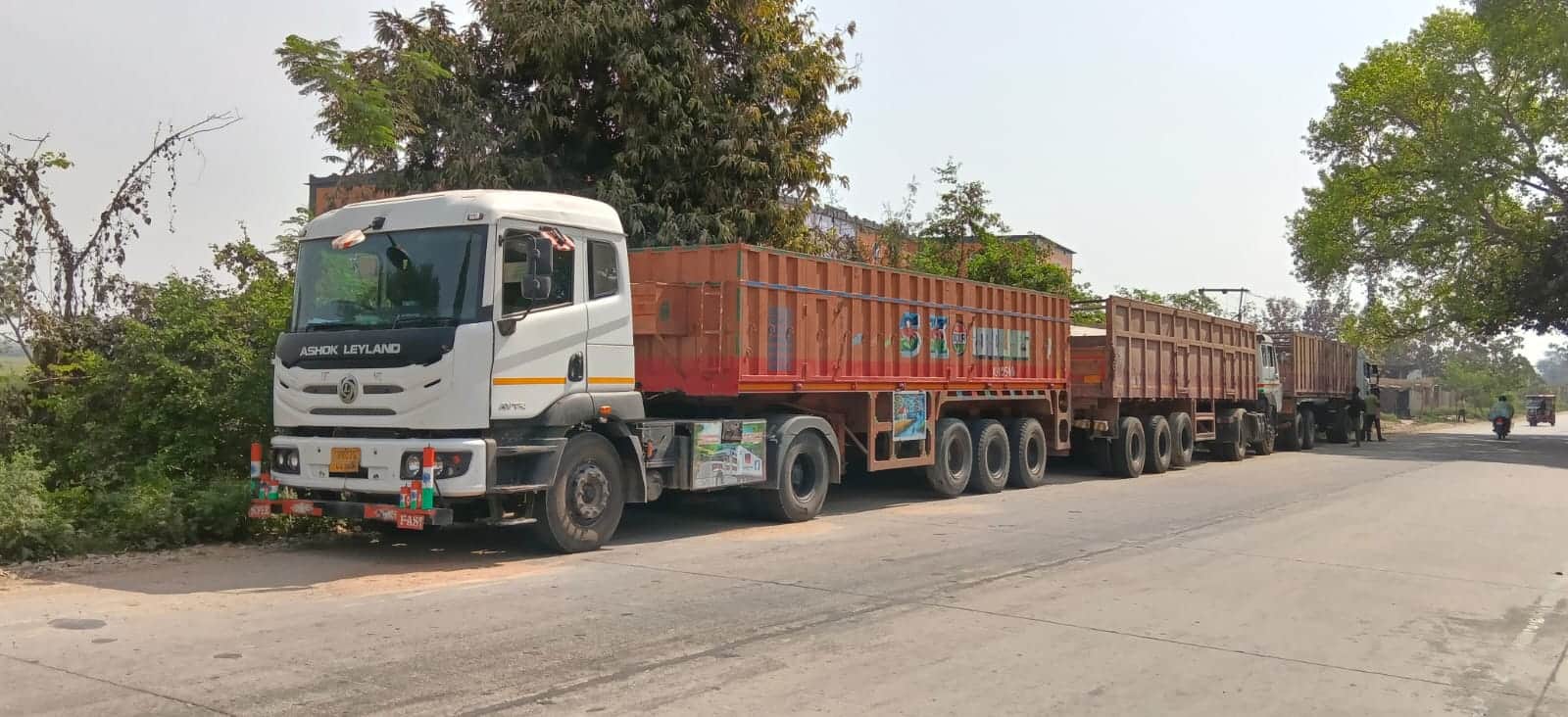 सुहवल थाने के सामने एनएच-124 सी पर खड़े खनन विभाग द्वारा पकड़े गये ट्रेलर। संवाद