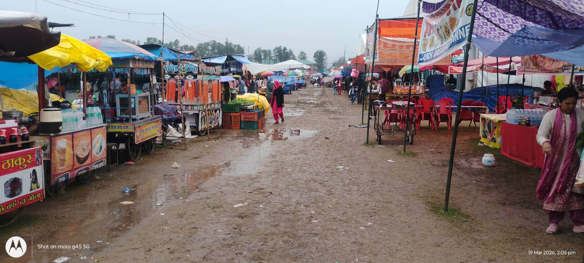 सुजानपुर मेले में बारिश के दौरान खाली पड़ी दुकानें। संवाद