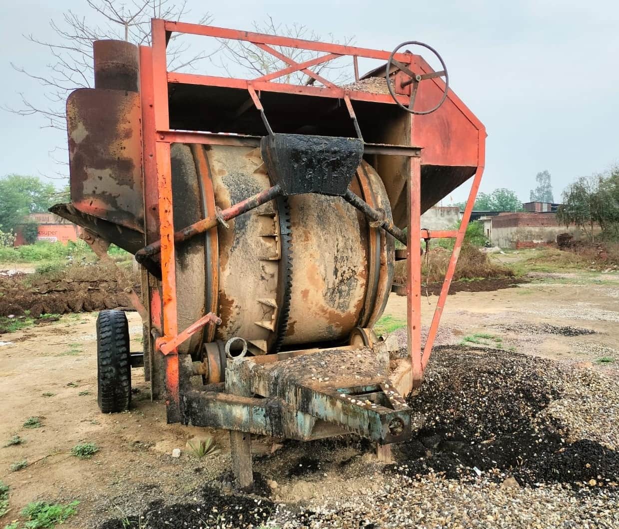 सड़क निर्माण सामग्री को मिक्सिंग करने के लिए खड़ी मशीन । संवाद