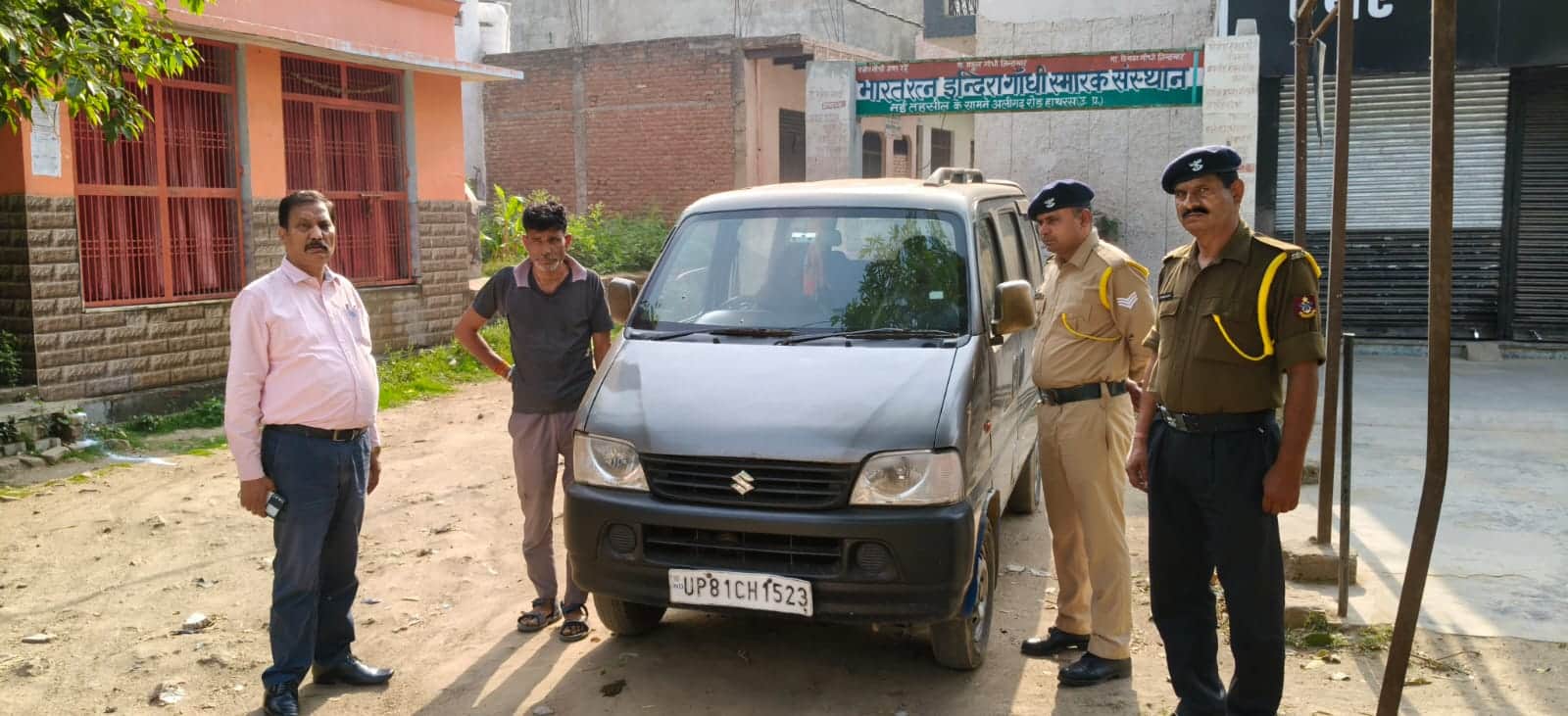 स्कूली वाहन को सीज करते अधिकारी। स्रोत : स्वयं