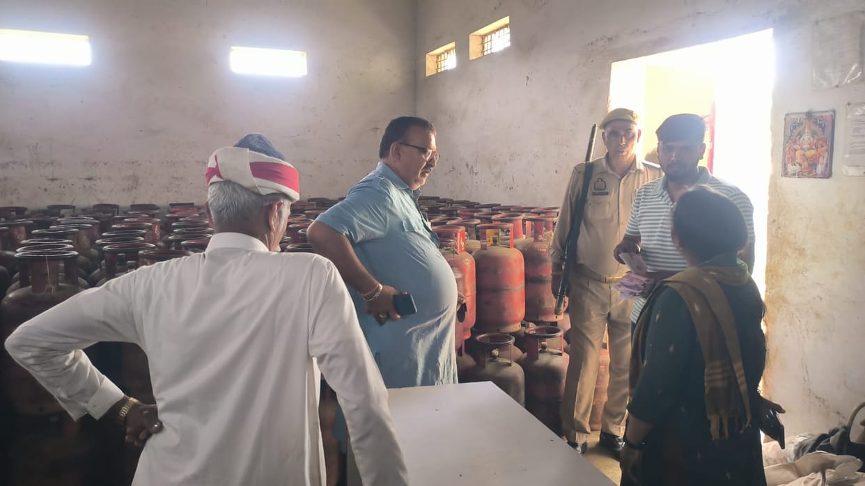 The LPG crisis is not subsiding, and crowds have been gathering at warehouses since morning.