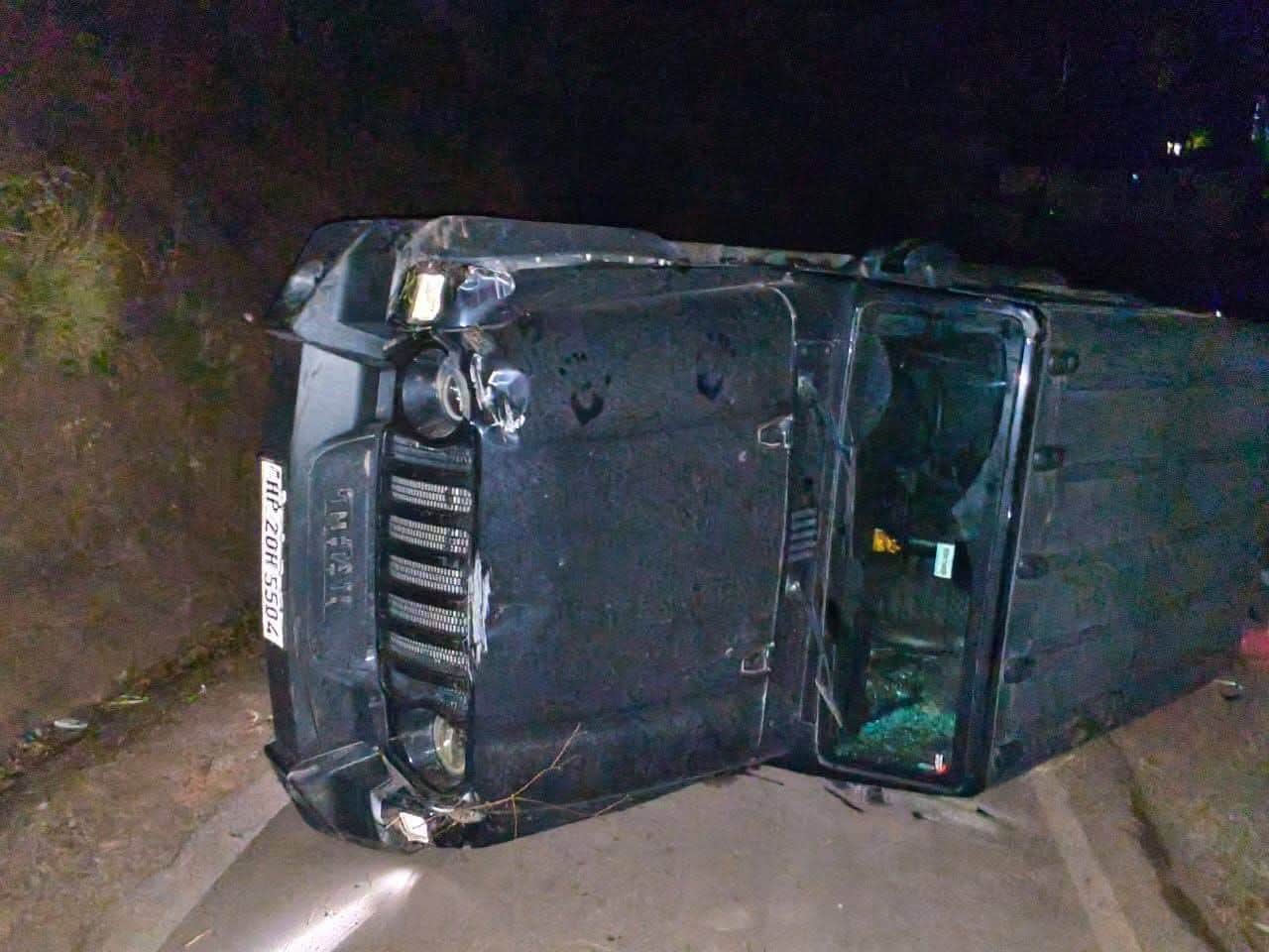 सुल्तानपुर के समीप सड़क से नीचे जा रहे रास्ते मे गिरी गाड़ी। वीडियो ग्रैब