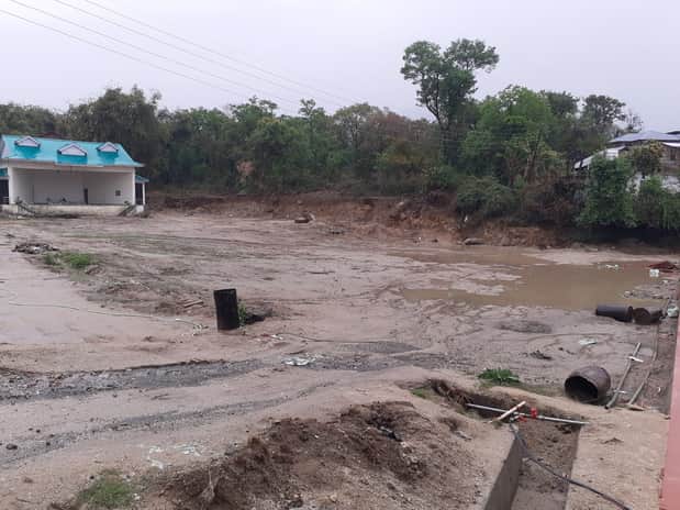 सलियाणा छिंज मेला मैदान में बारिश के चलते फैला कीचड़। -संवाद