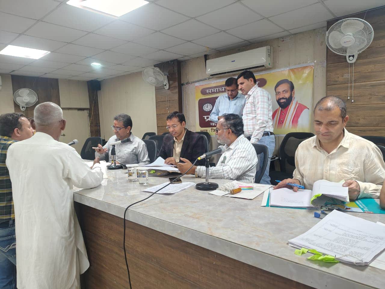 समाधान शिविर में लोगों की समस्याएं सुनते अधिकारी। डीआईपीआरओ