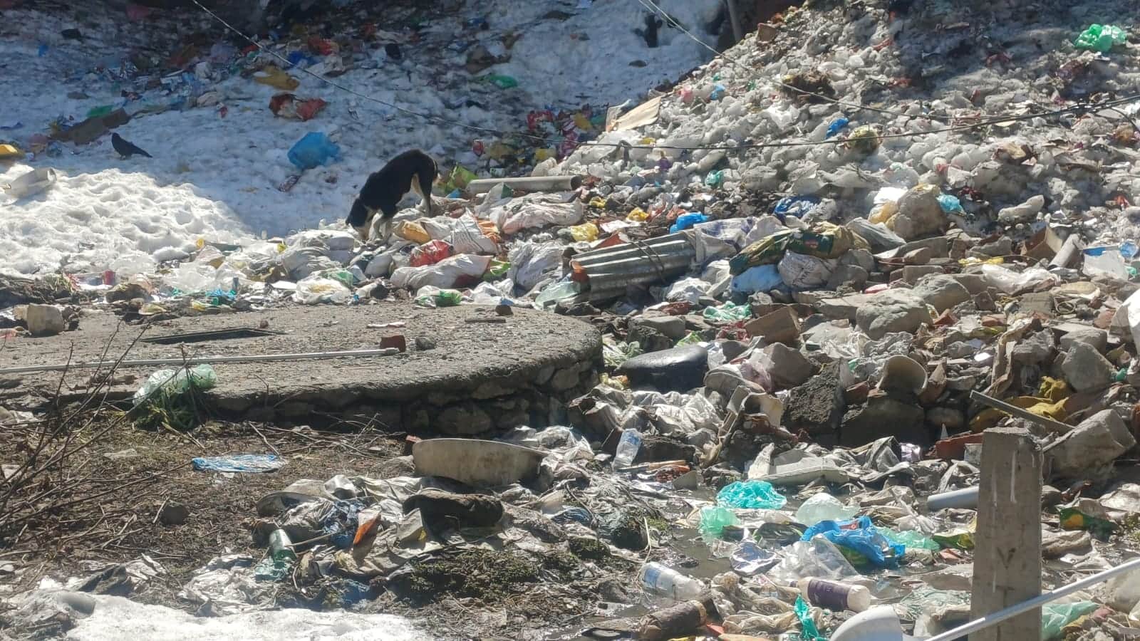 सोनमर्ग में जमा कचरा। संवाद