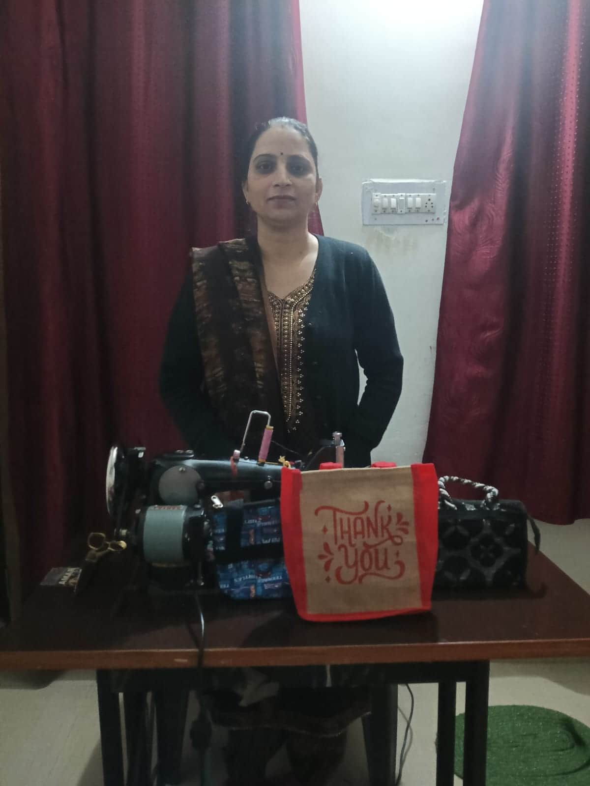 स्पलूही की अंजना  घर पर जूट के बैग तैयार करते हुए। संवाद