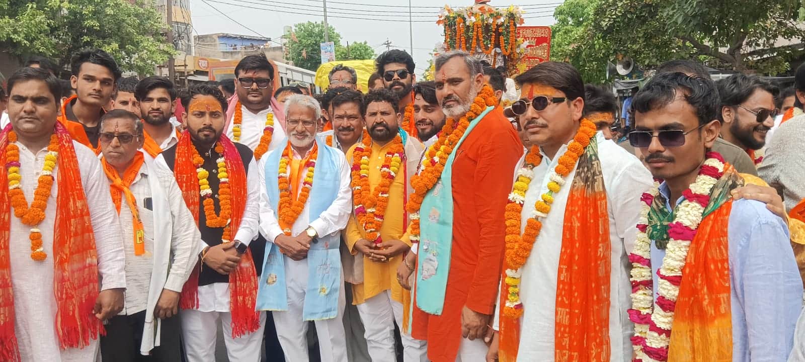 सासनी में निकाली गई श्रीराम शोभायात्रा में शामिल भक्त। स्रोत : स्वयं