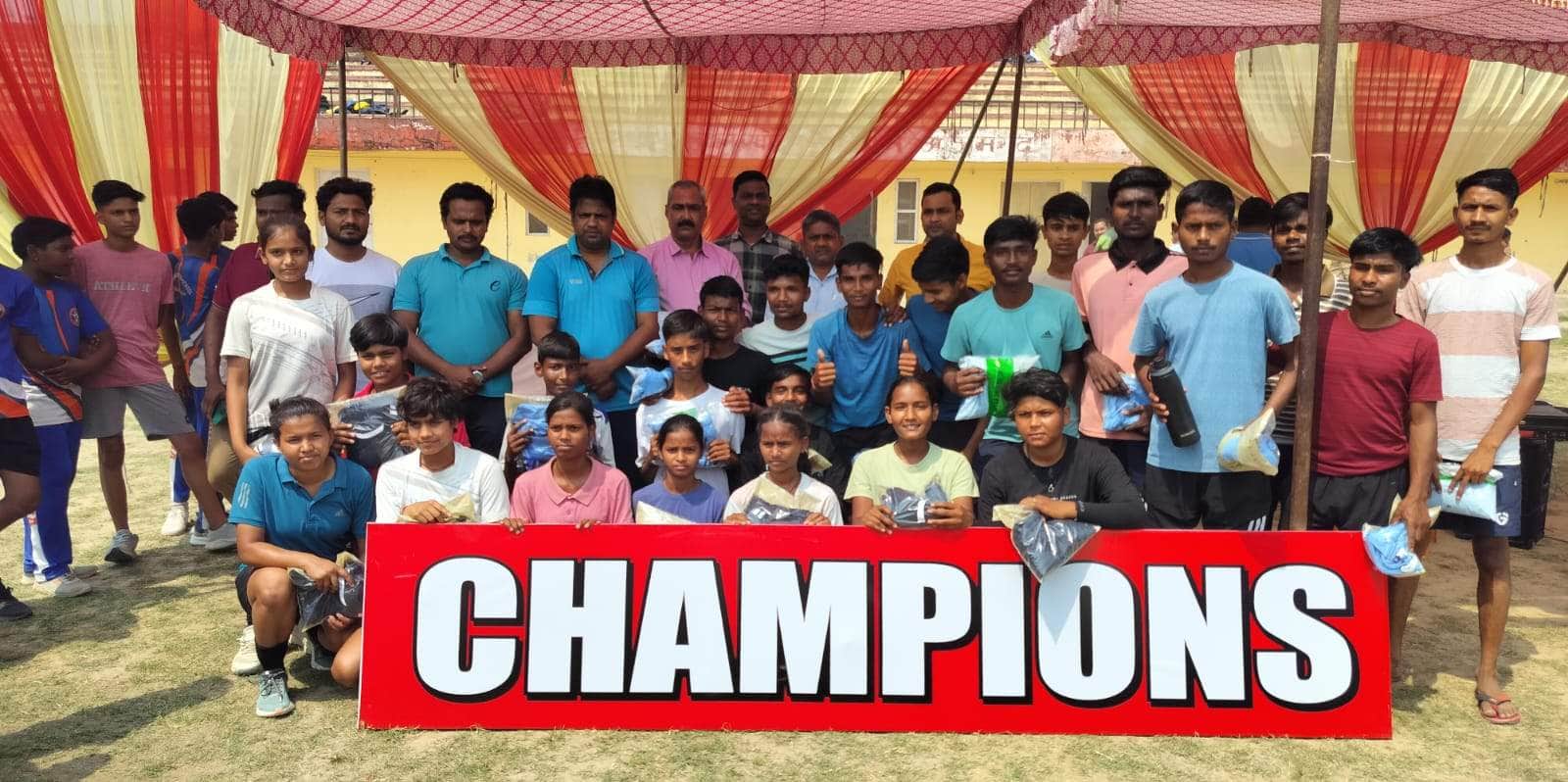 स्टेडियम में आयोजित हॉकी प्रतियोगिता में तरवां बना चैंपियन, ट्राफी के साथ खिलाड़ी। श्रोत- जिला