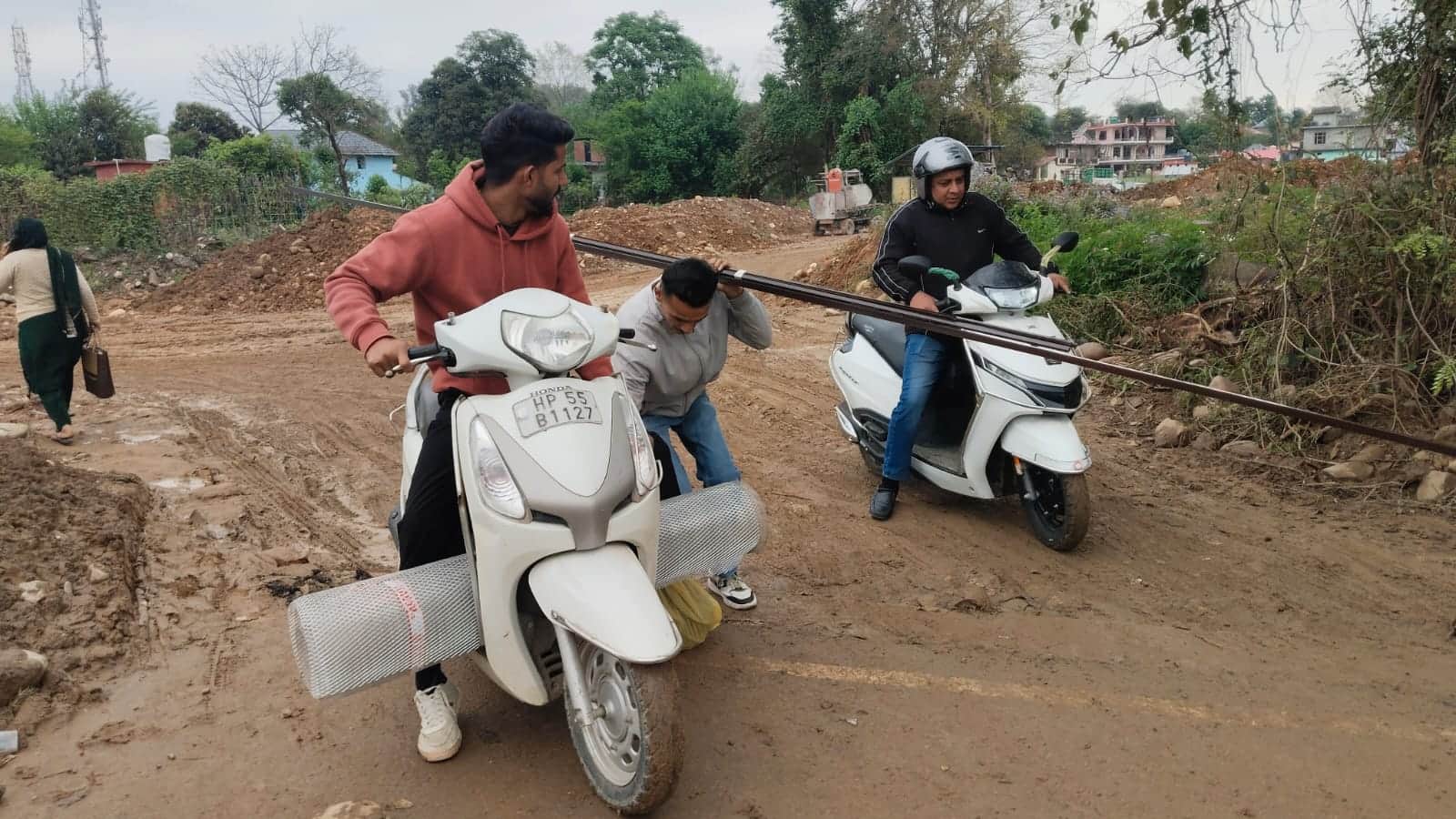 सिविल अस्पताल नादौन की ओर जाने वाले संपर्क मार्ग में फैला कीचड़। स्राेत : जागरूक पाठक