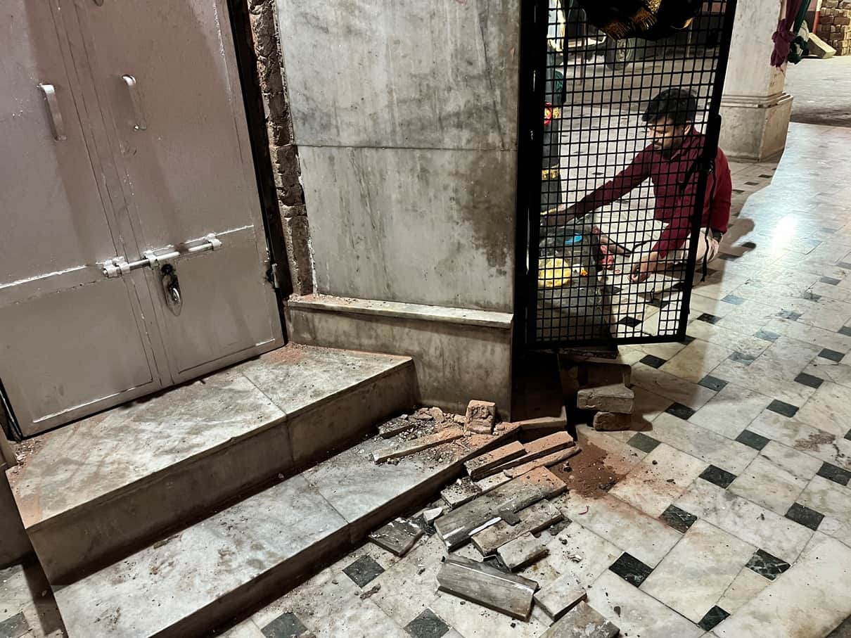 शहजादपुर में मंदिर का टूटा दरवाजा। संवाद